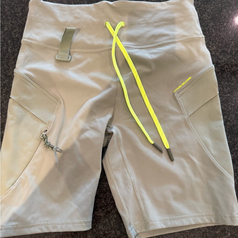 Lululemon cargo SHR super high rise hiking Shorts w/Neon Accents. Laurel green